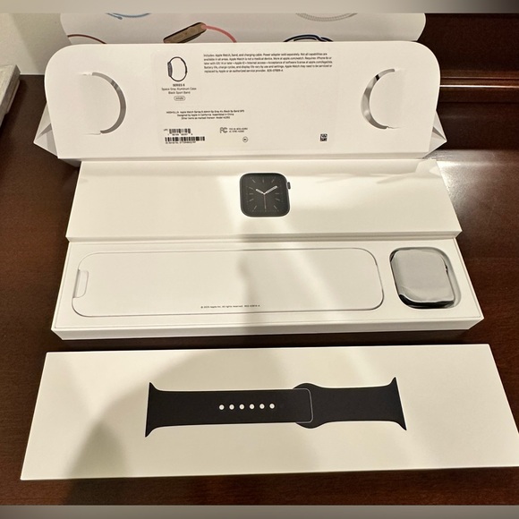 Apple Watch Series 6 (44mm) with New in the Box Black Authentic Apple Watch Band - Picture 5 of 11